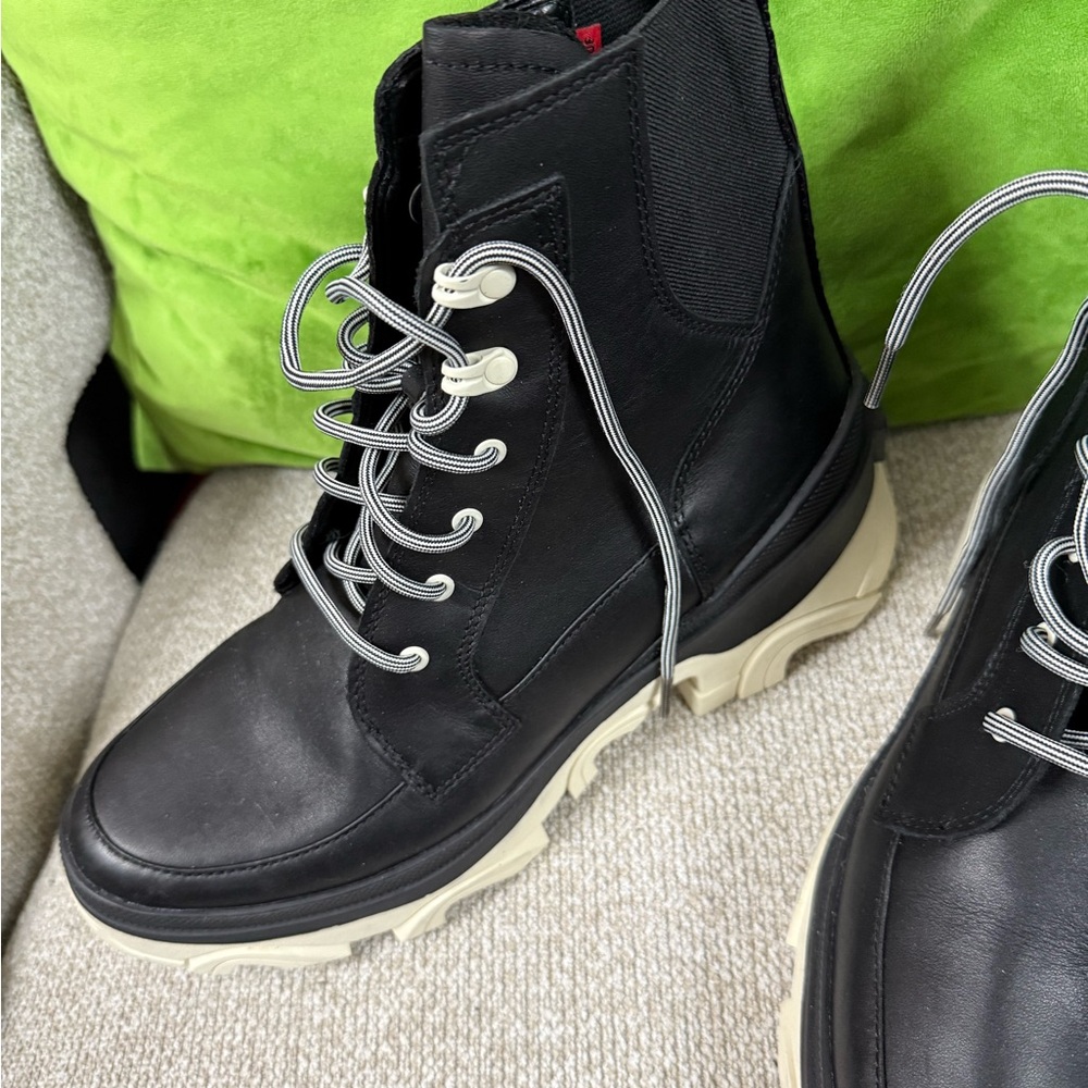 Sorel Black and White Boots - Picture 2 of 6